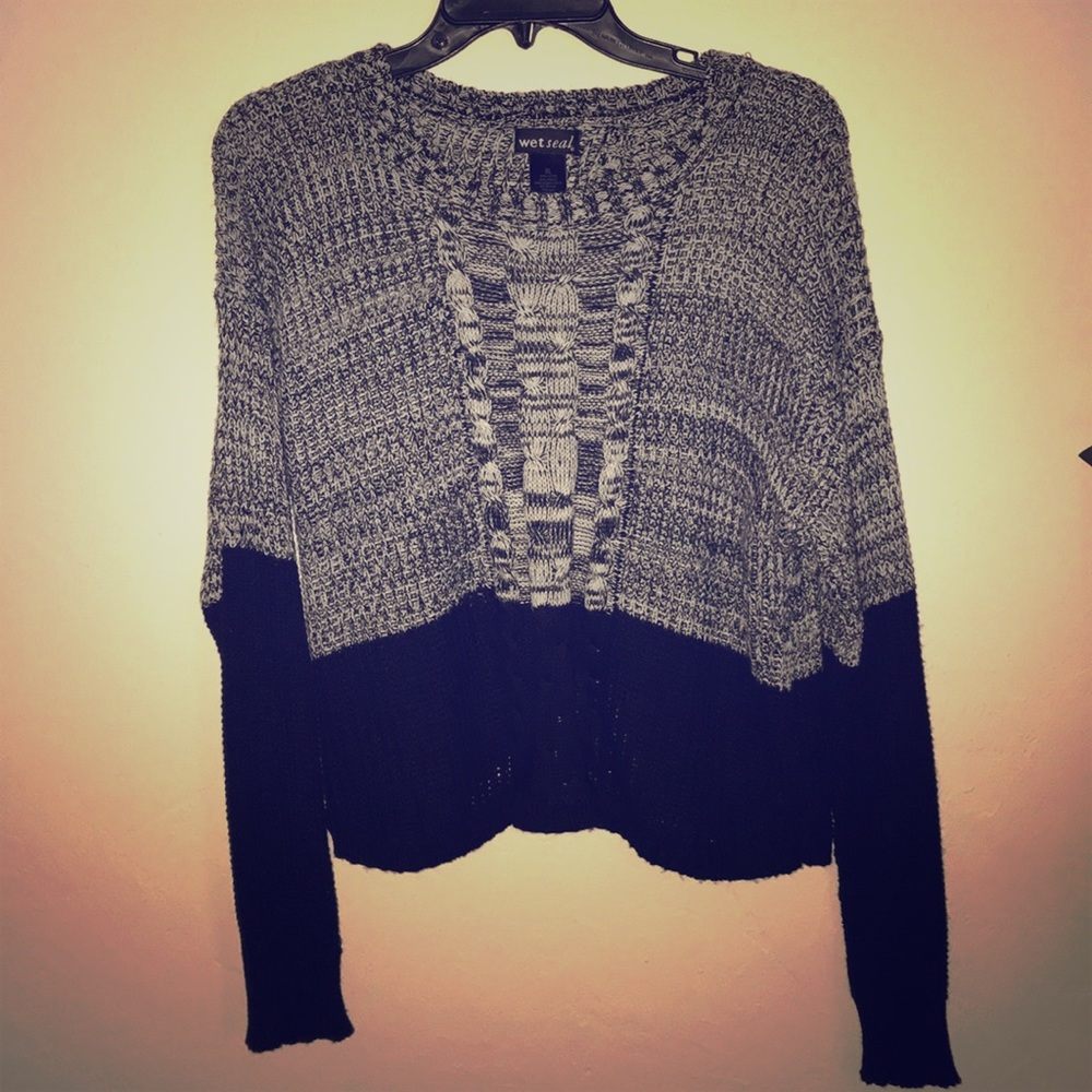 Sweater with Opening in the Back